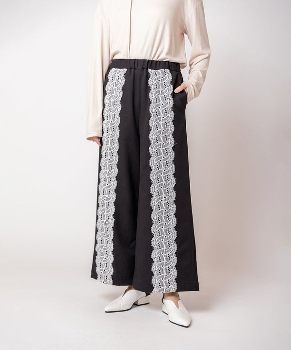 Lace line gathered pants