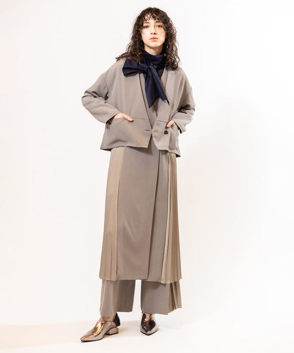 Collarless short jacket