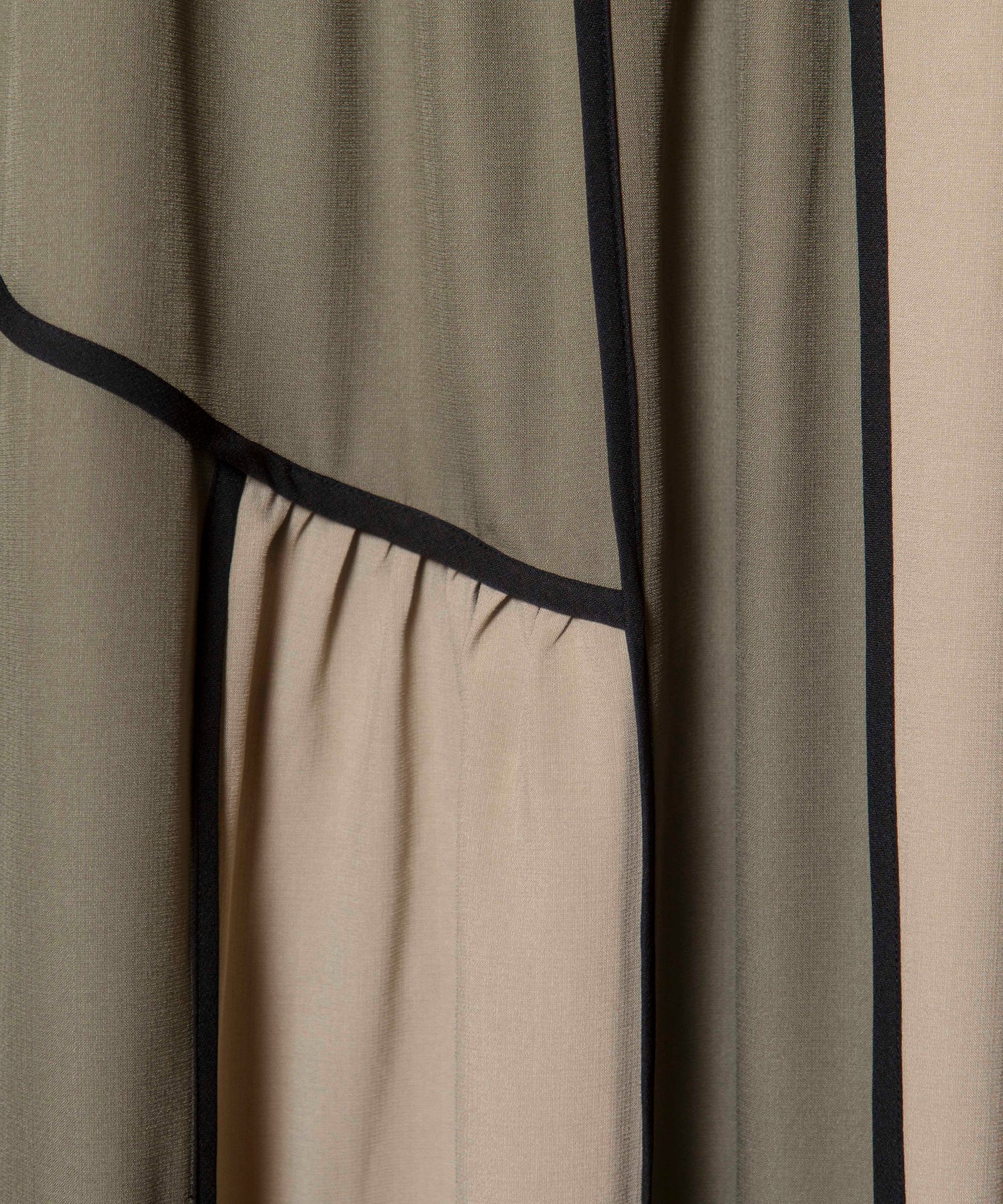 KHAKI zoom
