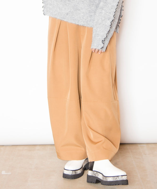 Tuck barrel pants