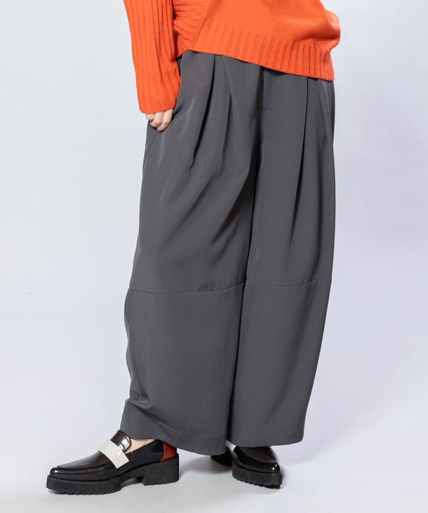 Tuck barrel pants