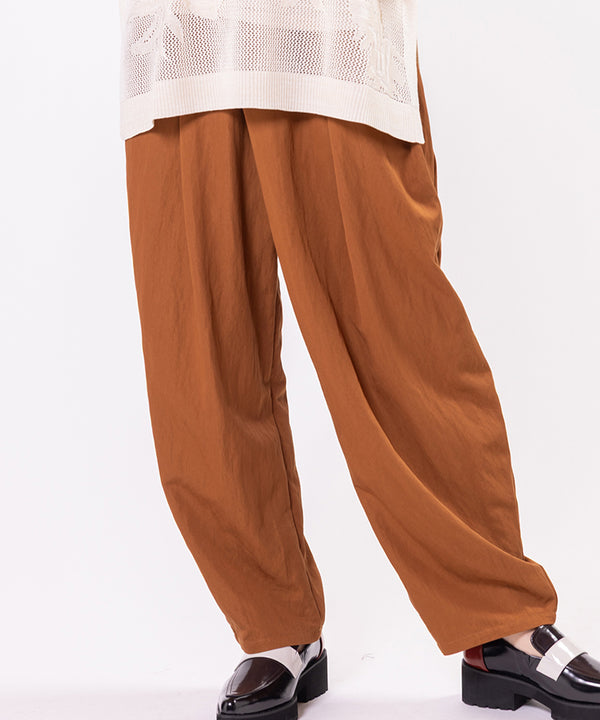 Asymmetrical Tuck Curve Pants