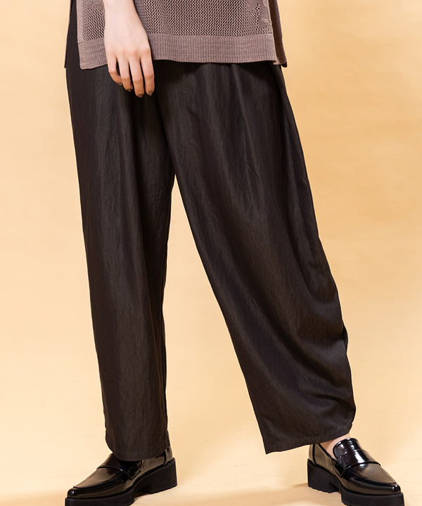 Asymmetrical Tuck Curve Pants