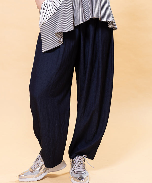 Asymmetrical Tuck Curve Pants